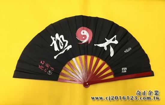 E-33太極扇(尼龍布)(黑色-紅骨)手繪太級(台灣製)
