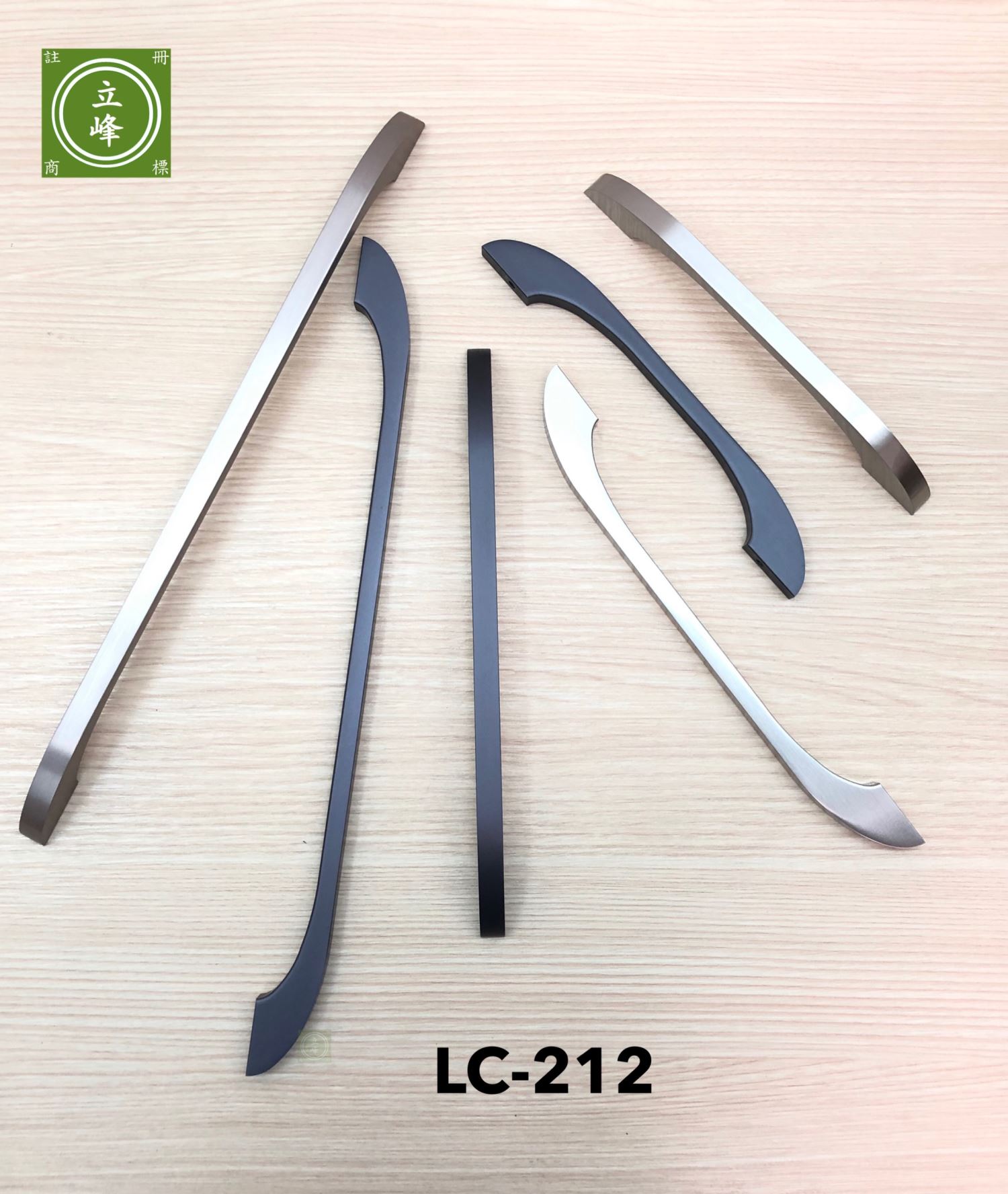 LC-212 霧銀色