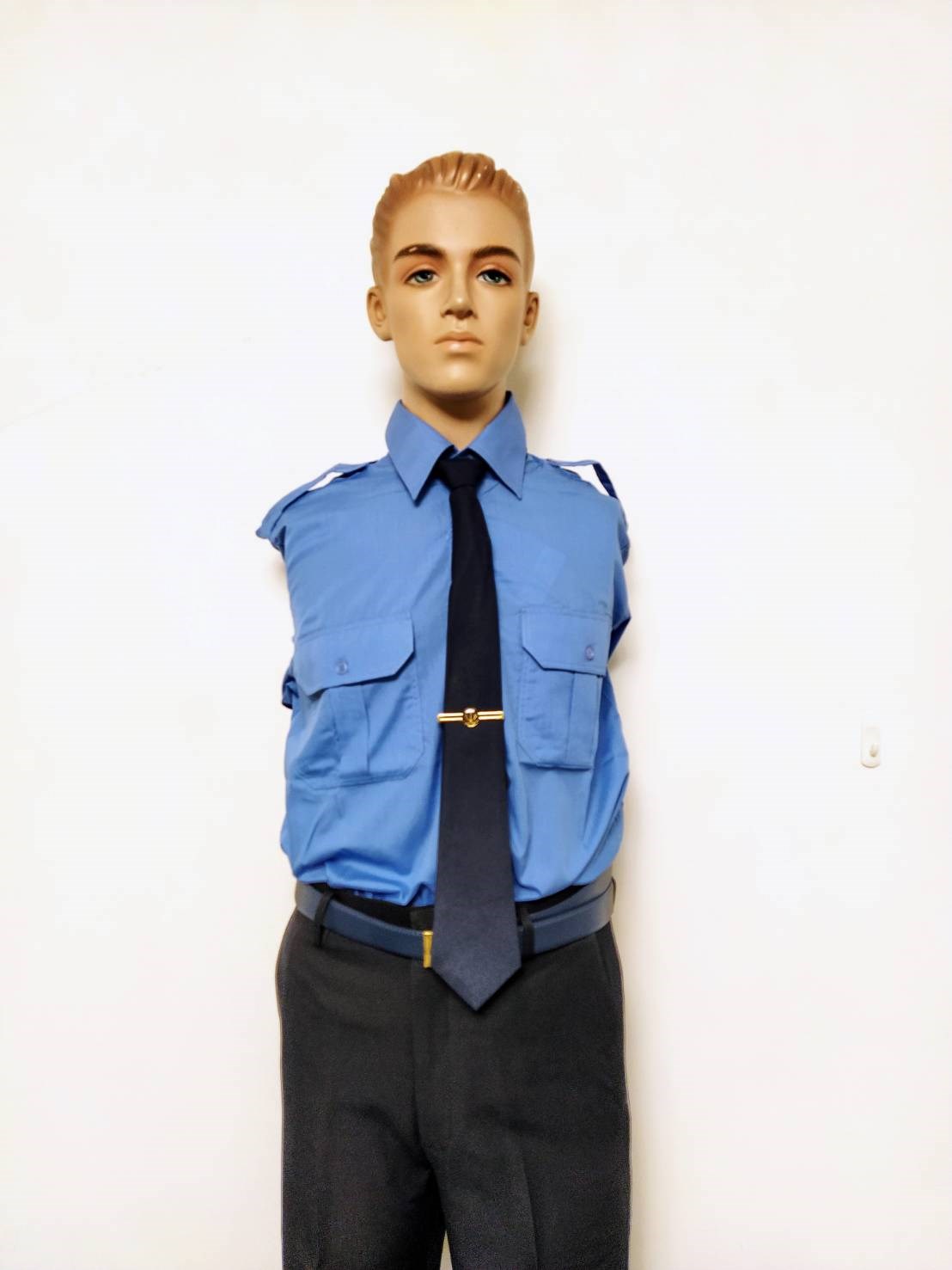 中淺水藍色襯衫