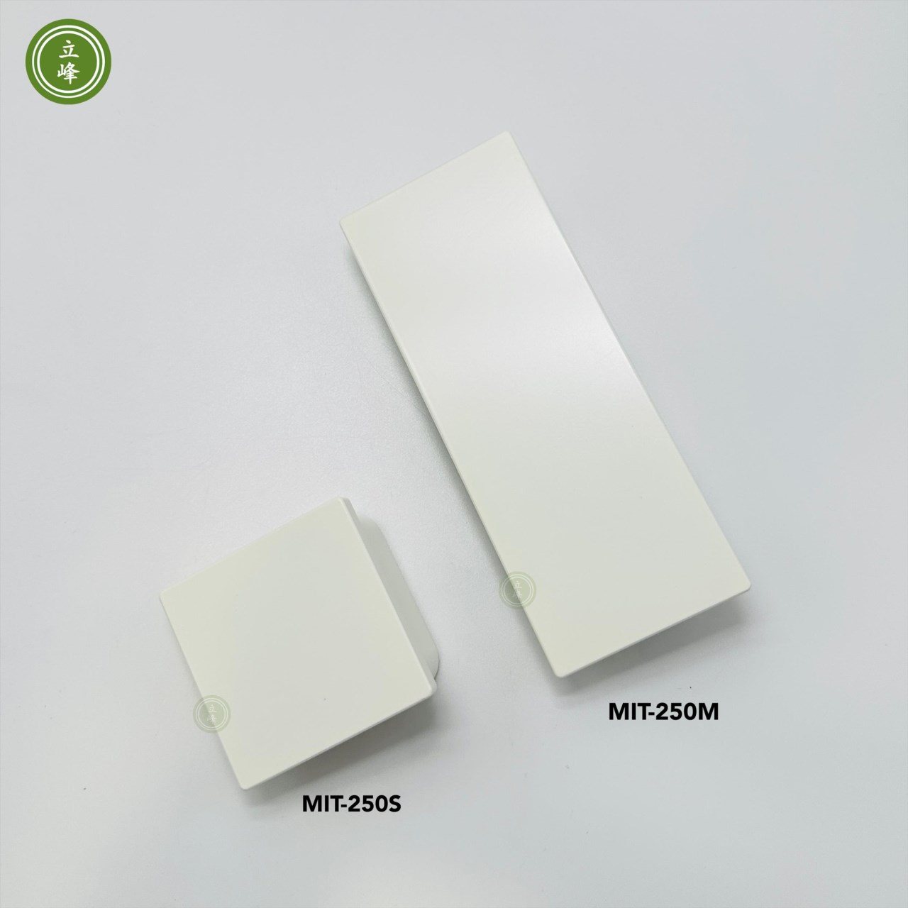 MIT-250M【正面鎖】白色正方型(中)  