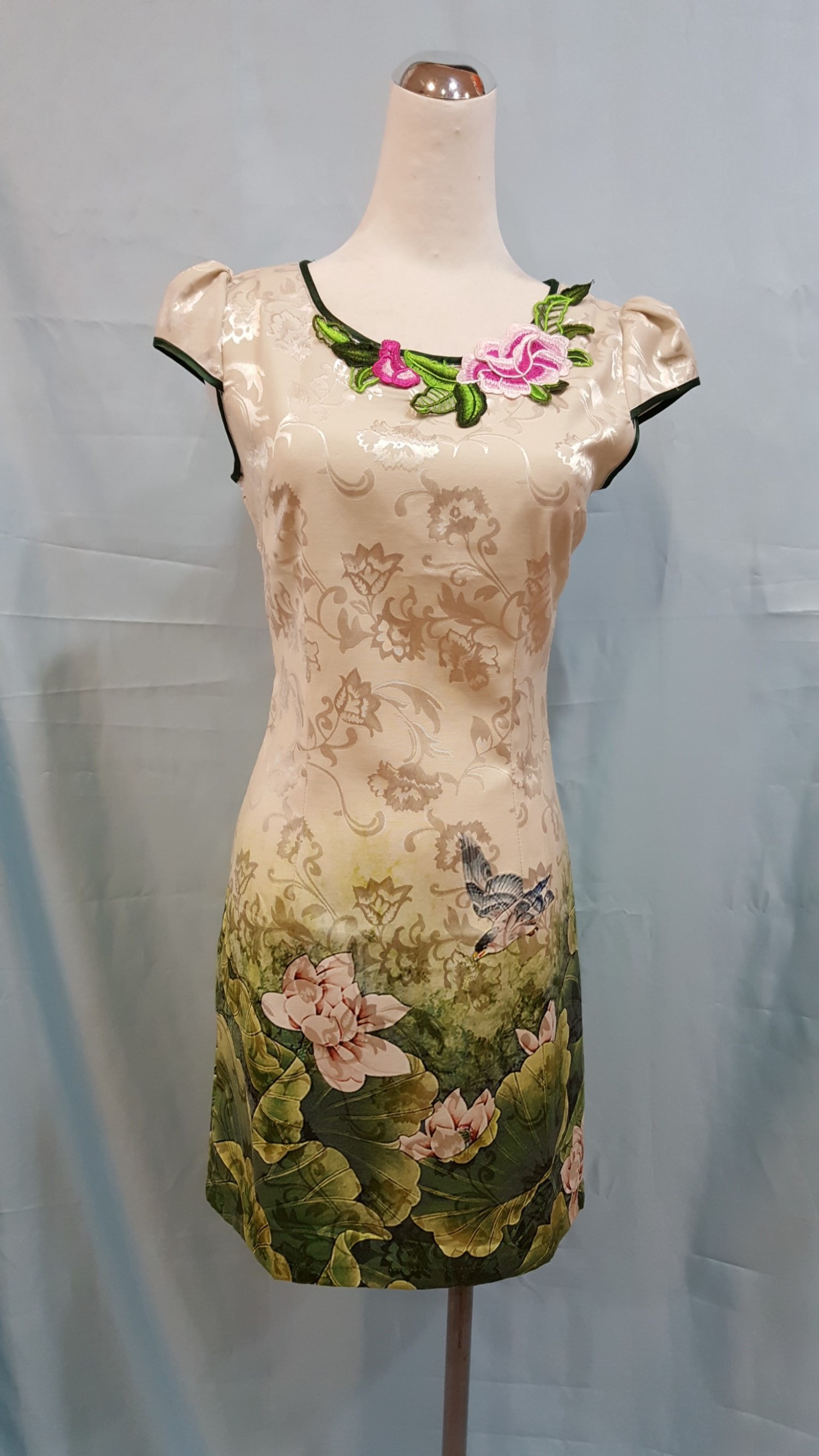 蝴蝶花草短旗袍