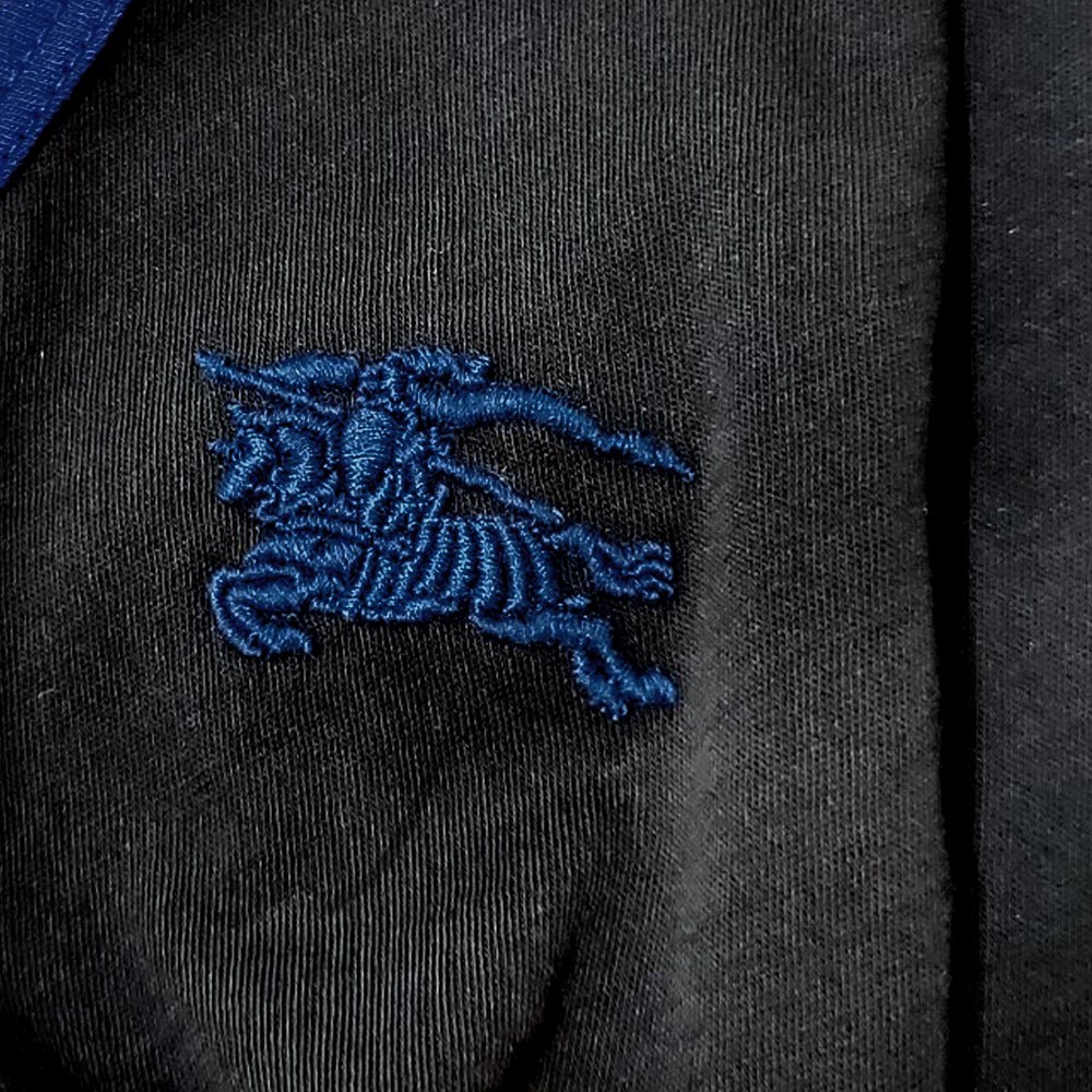 【BURBERRY 巴寶莉】8035599 經典圖案LOGO短袖V領衣服薄款上衣棉質拚色T恤(黑色)