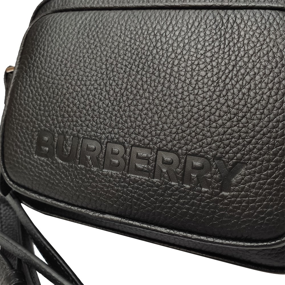 【BURBERRY 巴寶莉】經典壓印LOGO素面牛皮Henley系列肩背斜背相機包(黑色)
