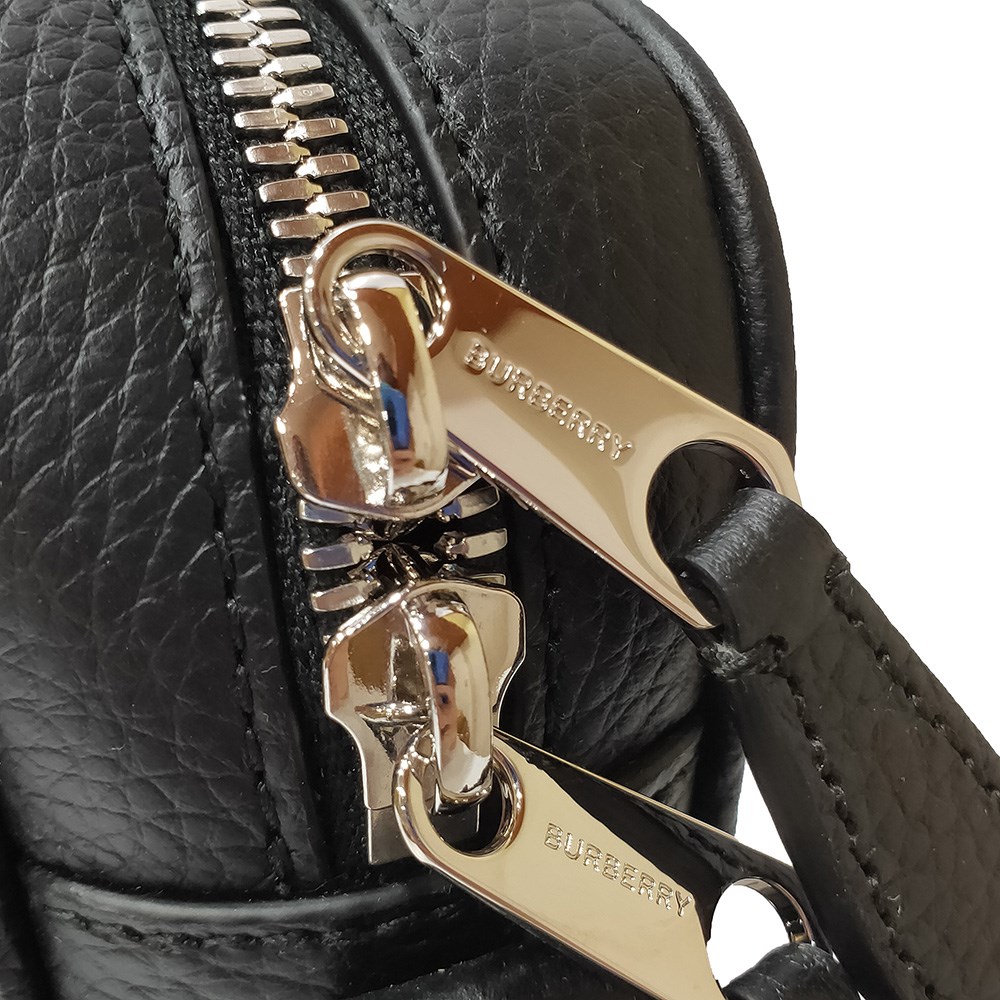 【BURBERRY 巴寶莉】經典壓印LOGO素面牛皮Henley系列肩背斜背相機包(黑色)