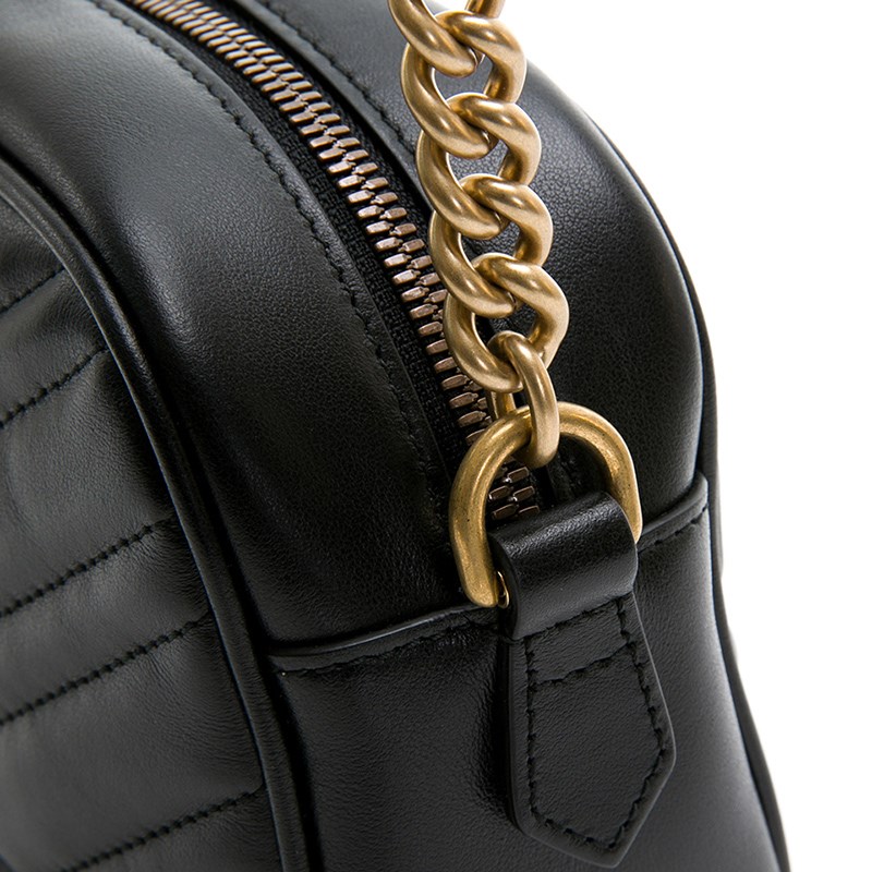 【GUCCI 古馳】447632 經典GG Marmont系列仿舊金色LOGO牛皮山字車紋肩背斜背相機包(黑色)