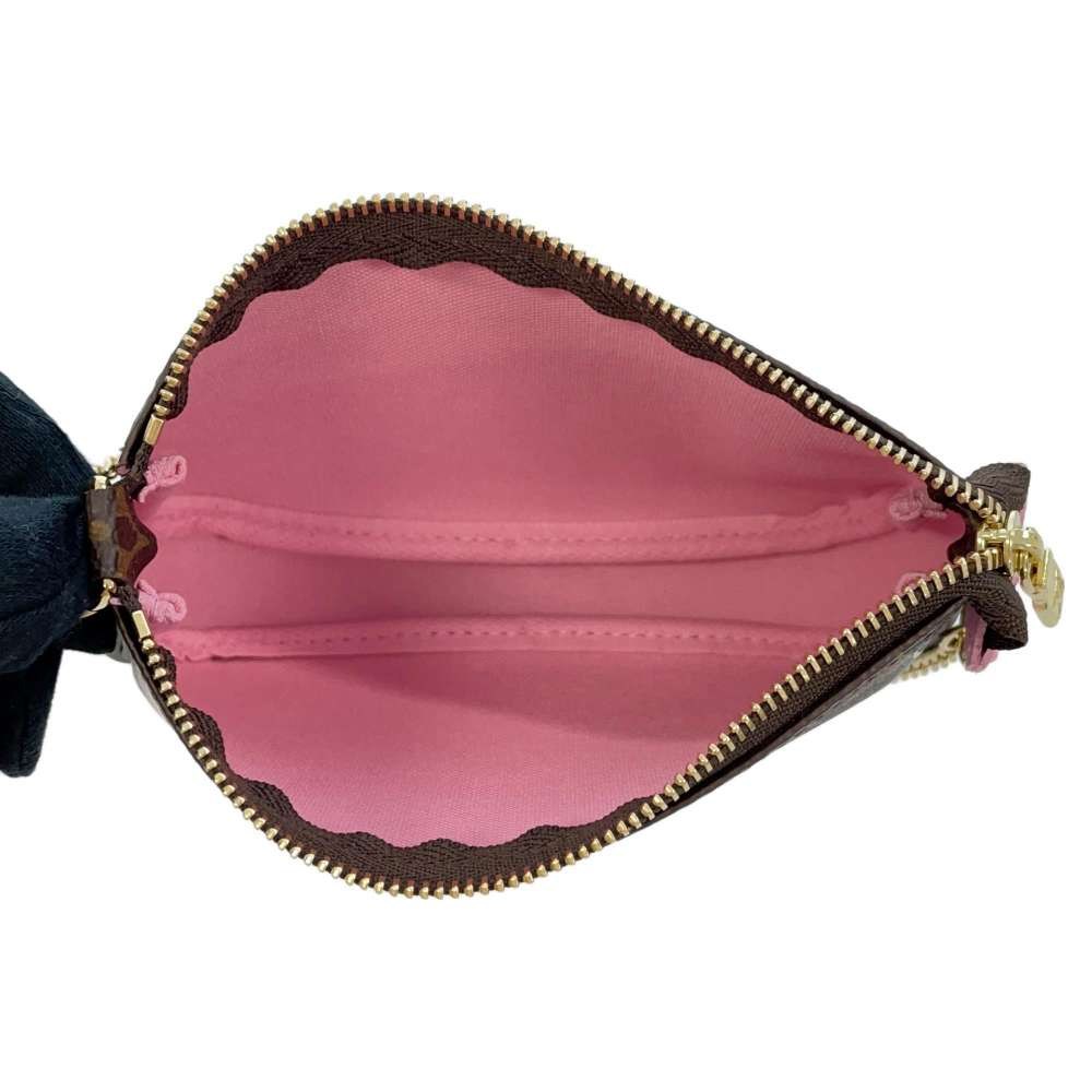 【Louis Vuitton 路易威登】M82623 限量2023聖誕系列MINI POCHETTE ACCESSOIRES內裡拼色鏈帶手拿包(粉色)