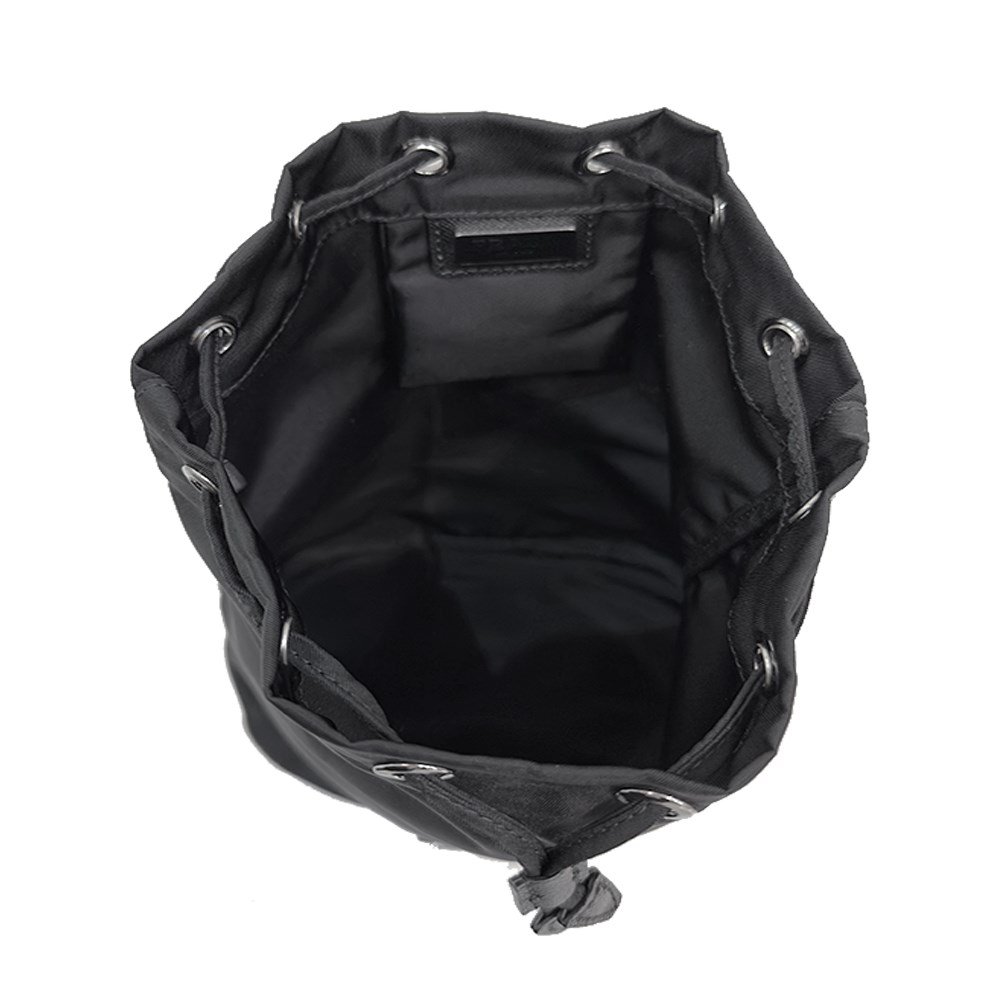 【PRADA 普拉達】1MA369 經典三角LOGO尼龍束口手提水桶包(黑色)