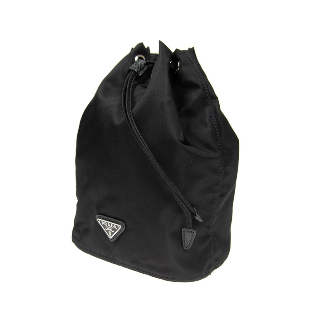 【PRADA 普拉達】1MA369 經典三角LOGO尼龍束口手提水桶包(黑色)
