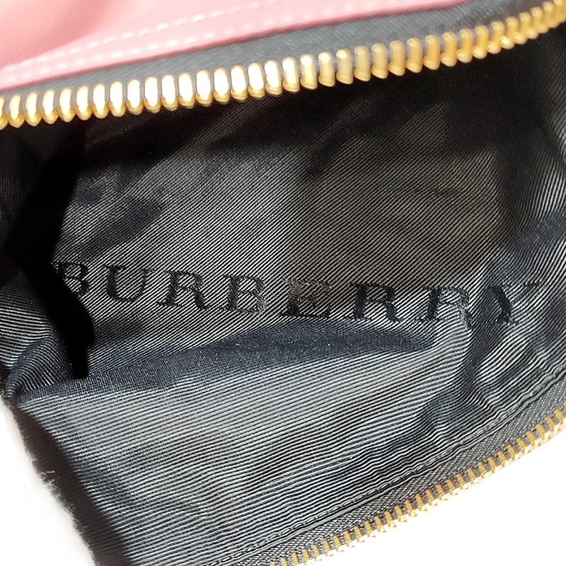 【BURBERRY 巴寶莉】40209111 素面尼龍拉鍊金色LOGO化妝包/盥洗包(粉色)