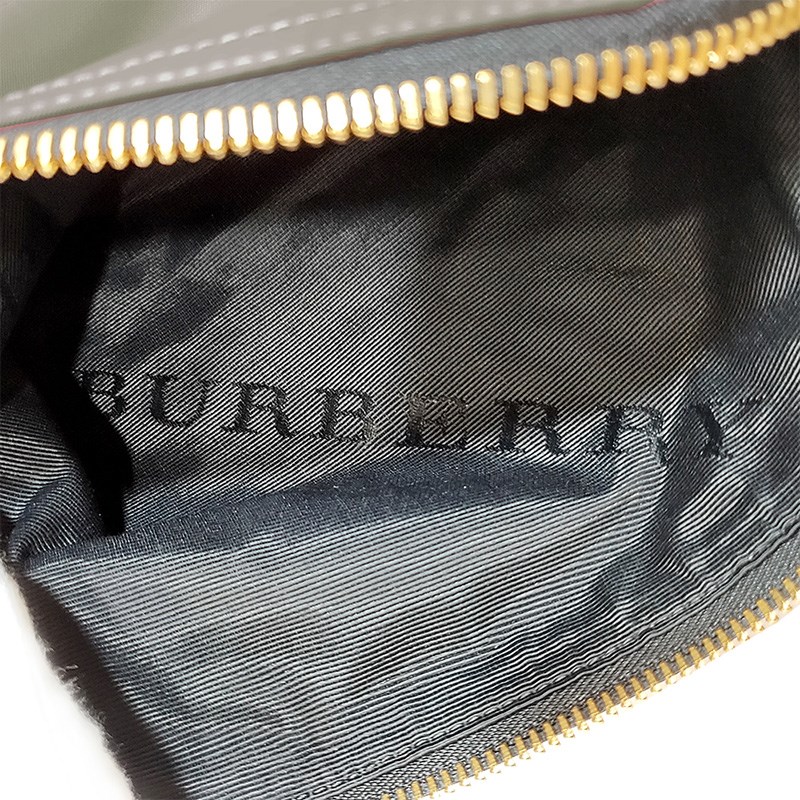【BURBERRY 巴寶莉】40209091 素面尼龍拉鍊金色LOGO化妝包/盥洗包(綠色)