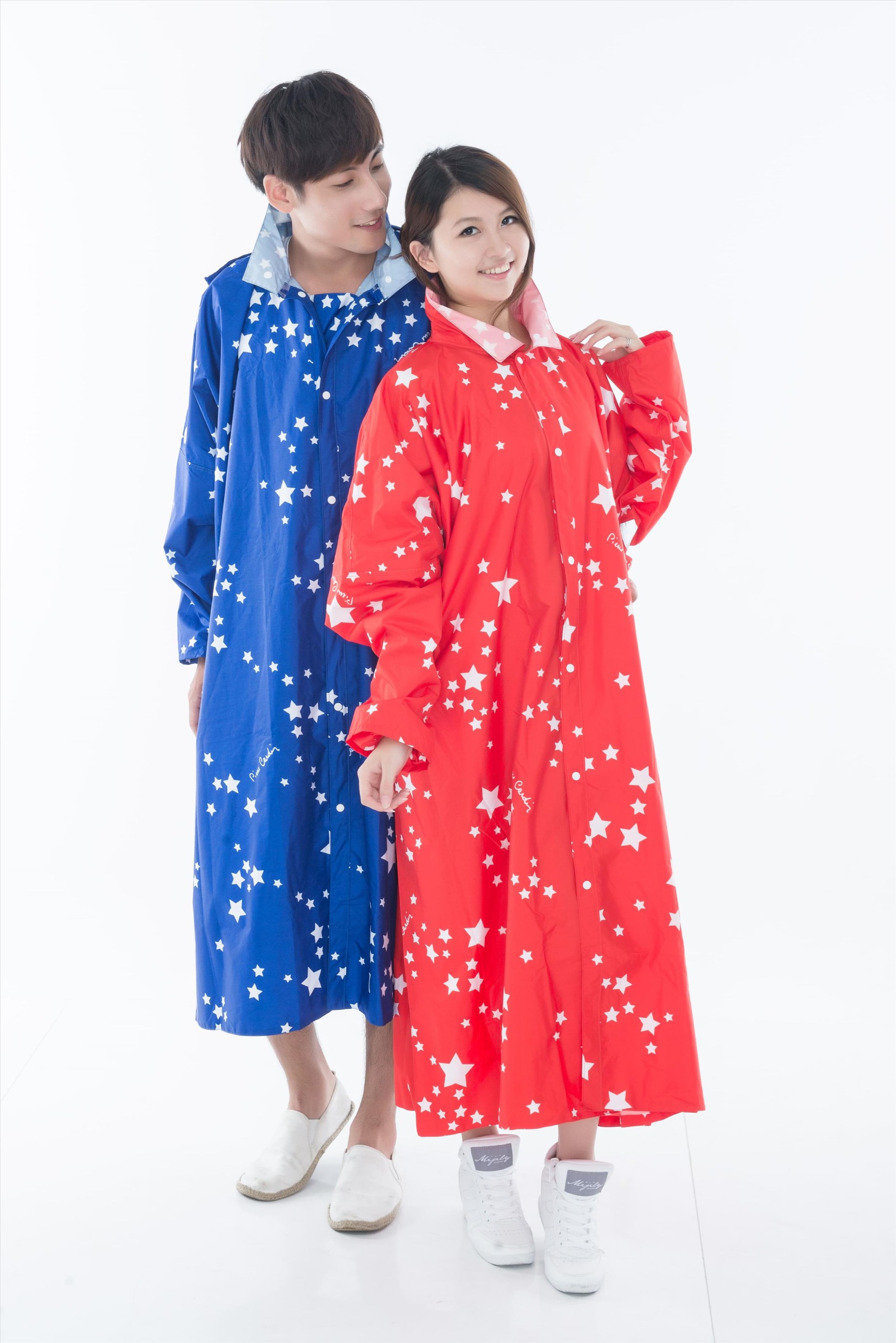  Pierre Cardin 皮爾卡登夢幻之星 親子雨衣、情侶雨衣-紅藍兩色 （另有兒童版可選購）