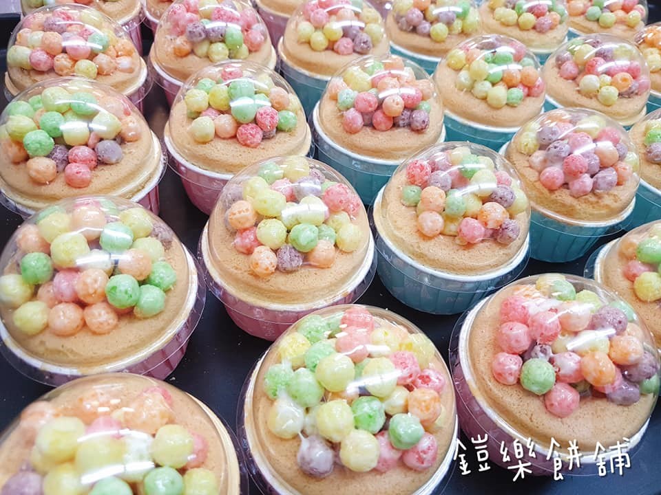 彩球杯子蛋糕