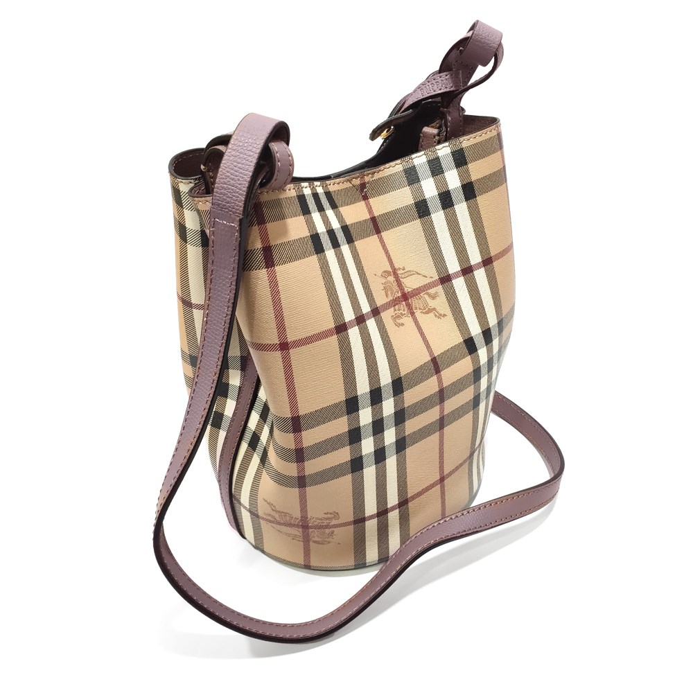 【BURBERRY 】40571561 經典格紋Haymarket PVC皮革飾邊水桶款肩背/斜背包(藕色)