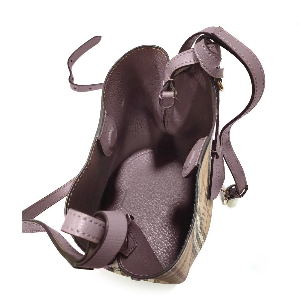 【BURBERRY 】40571561 經典格紋Haymarket PVC皮革飾邊水桶款肩背/斜背包(藕色)