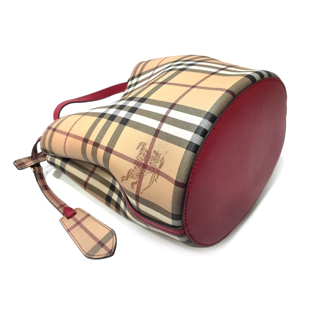【BURBERRY 】40571571 經典格紋Haymarket PVC皮革飾邊水桶款肩背/斜背包(紅色)