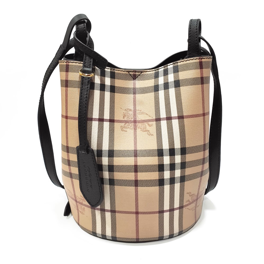 【BURBERRY 】40571581 經典格紋Haymarket PVC皮革飾邊水桶款肩背/斜背包(黑色)