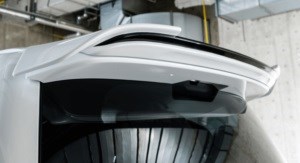 LX 570 尾翼