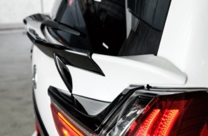 LX 570 中尾翼
