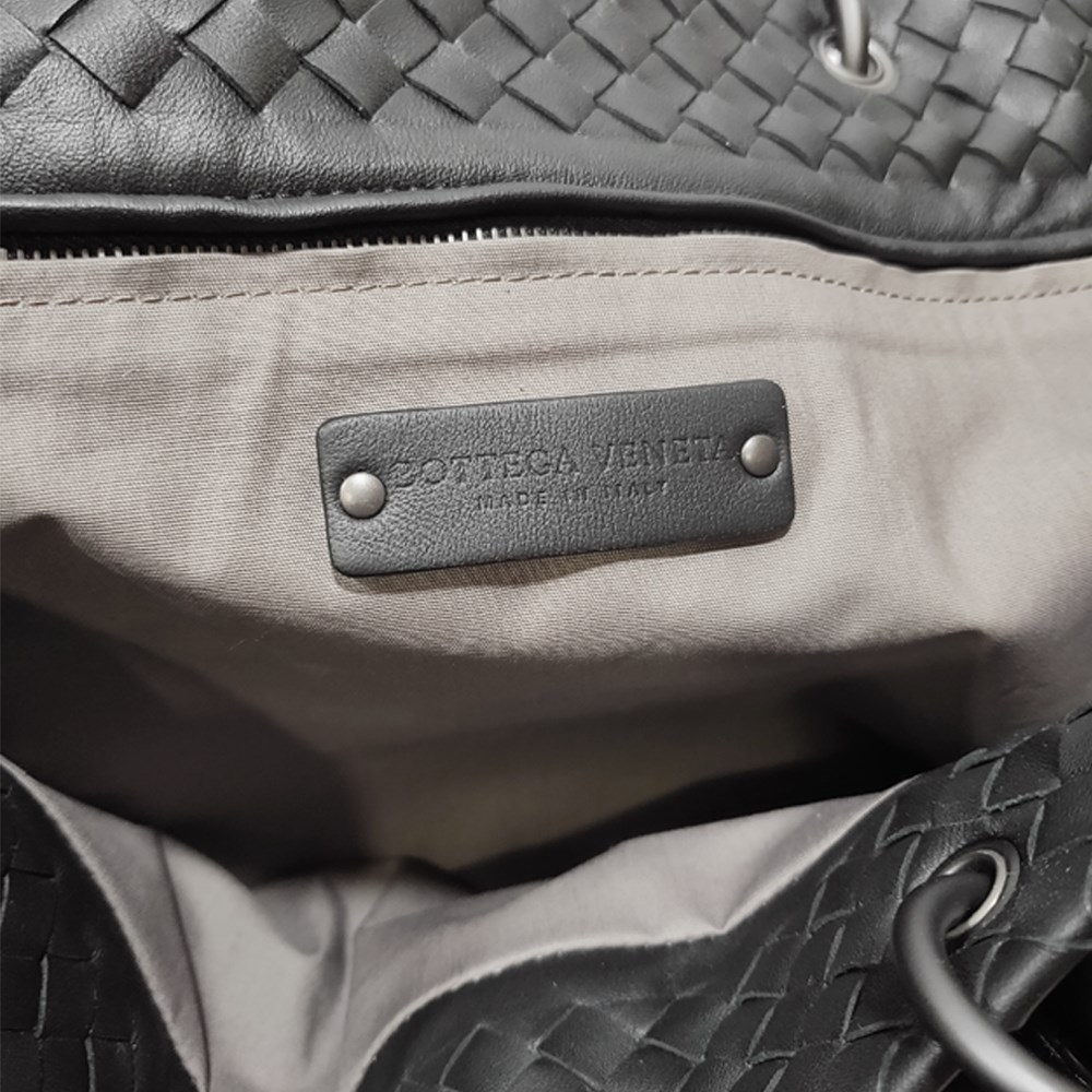 【BOTTEGA VENETA 】297983 經典編織羊皮壓扣羅馬手提包(黑色)