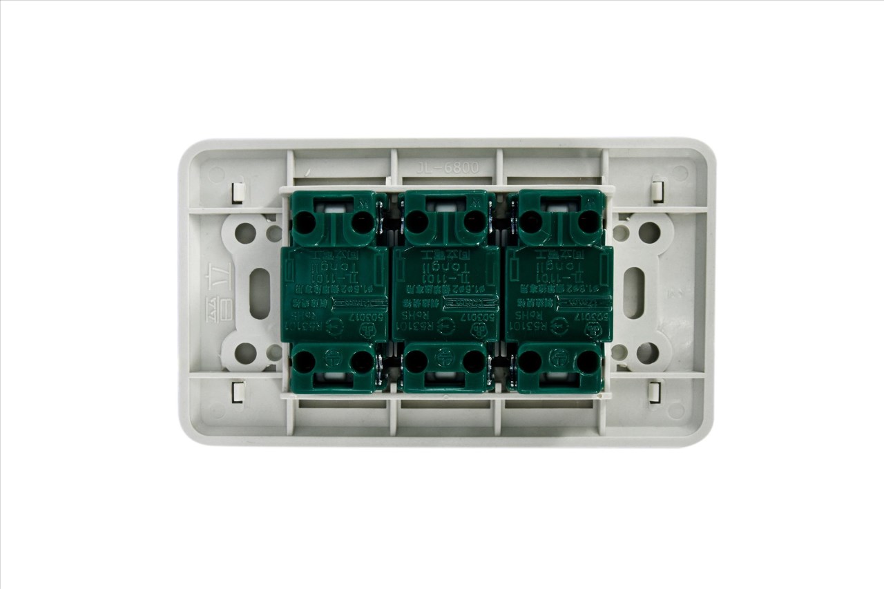 97-077 聯蓋式電腦插座附接地 (直插) 15A 125V