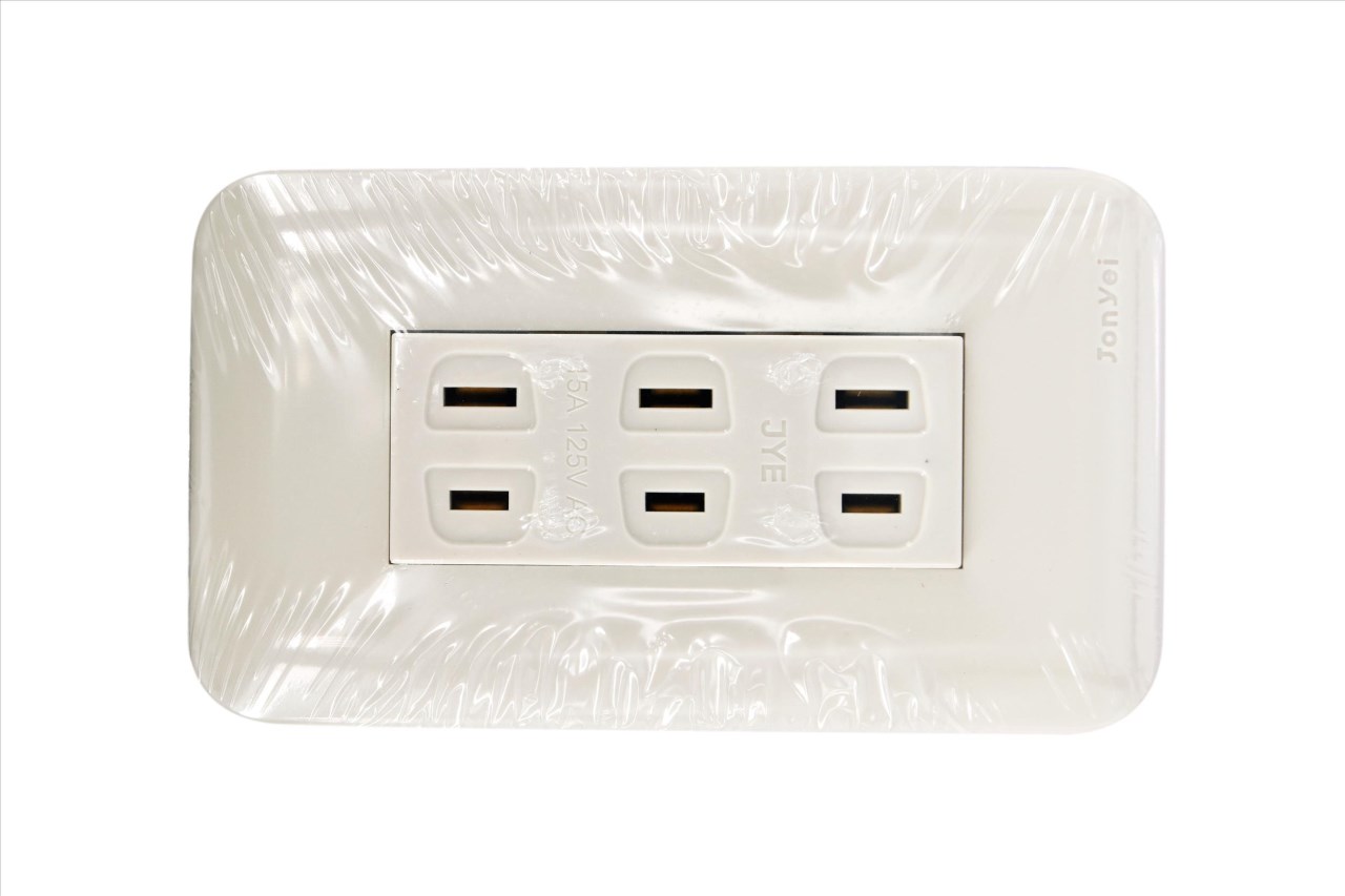 97-074 聯蓋式三聯插座 15A / 125V