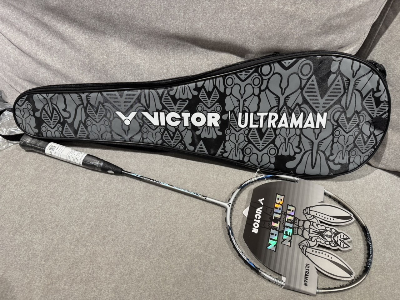 4UG5【VICTOR】{超人力霸王(奧特曼)聯名} 巴爾坦星人款 羽球拍 ARS-ALIEN BALTAN鹹蛋超人