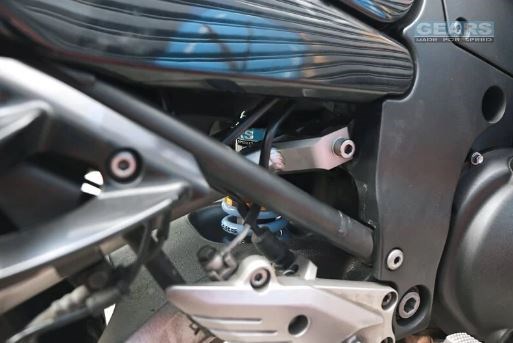 KAWASAKI GTR1400 (14) H2P 後避震器