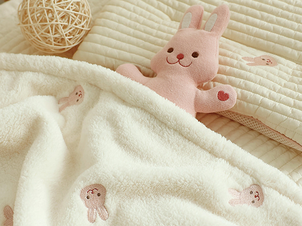 刺繡小熊 法蘭絨毛毯 蓋毯 沙發毯 電腦毯