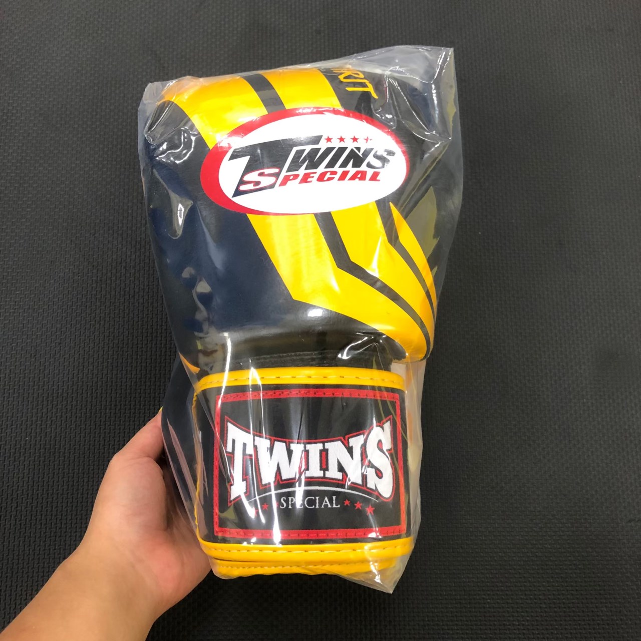泰國 TWINS 真皮 拳套 10 OZ