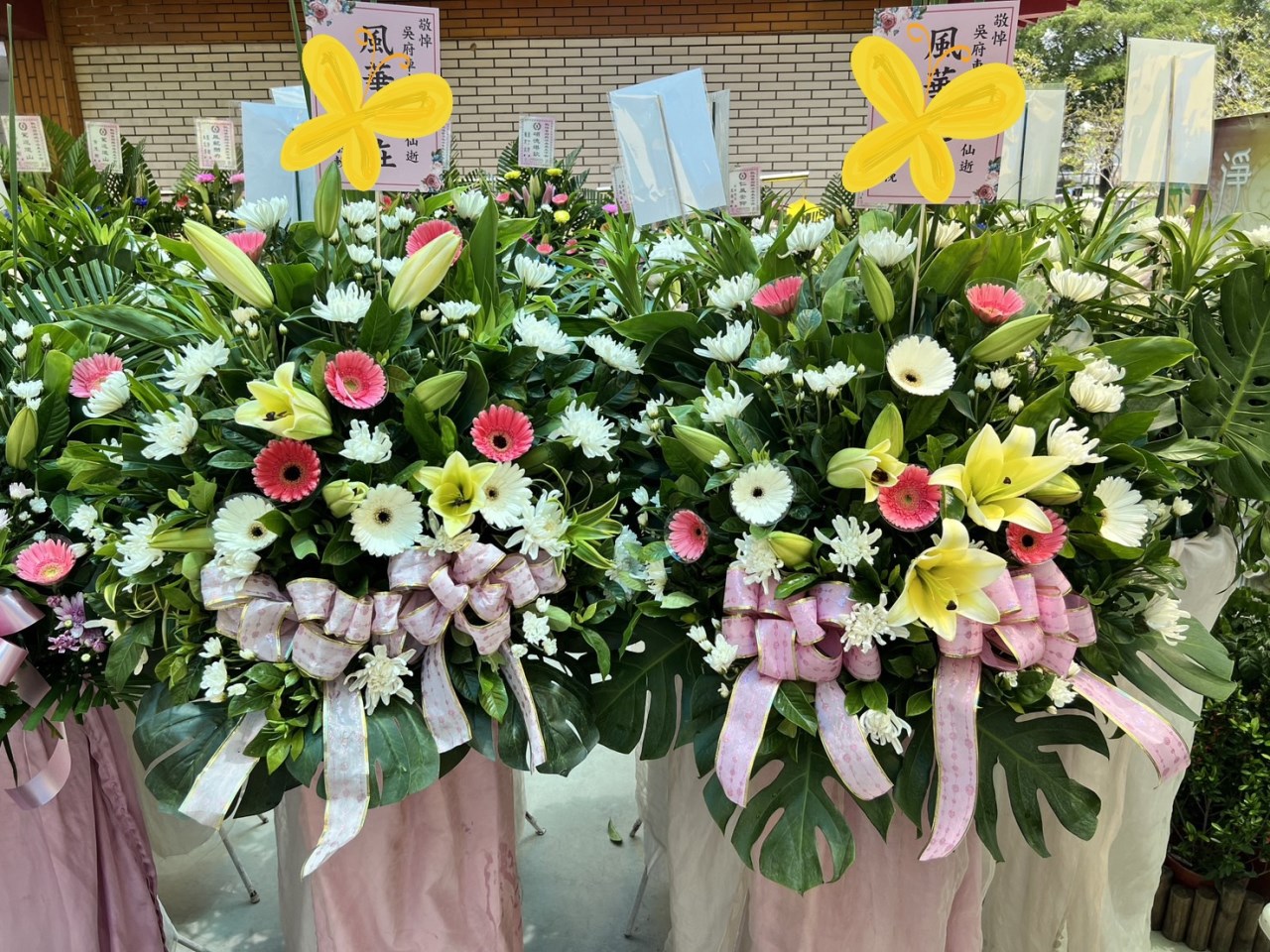 照片僅供參考，花籃設計會依照往生者 年齡、宗教信仰、性別 和 鮮花價格做調整，謝謝。