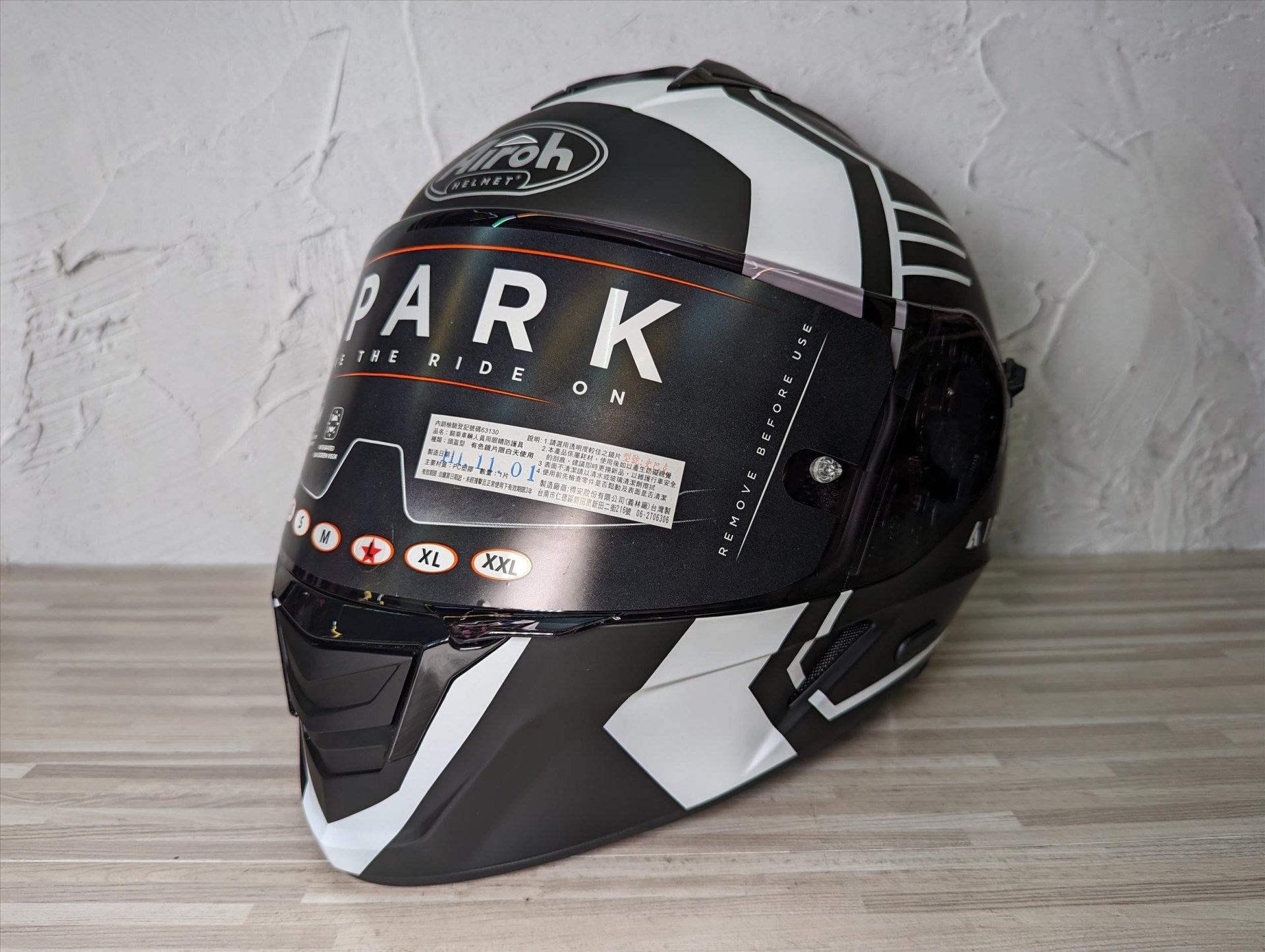 《遠古騎士》AIROH 義大利 SPARK #9 THRILL 消光黑/白 全罩帽 安全帽 墨片 通風