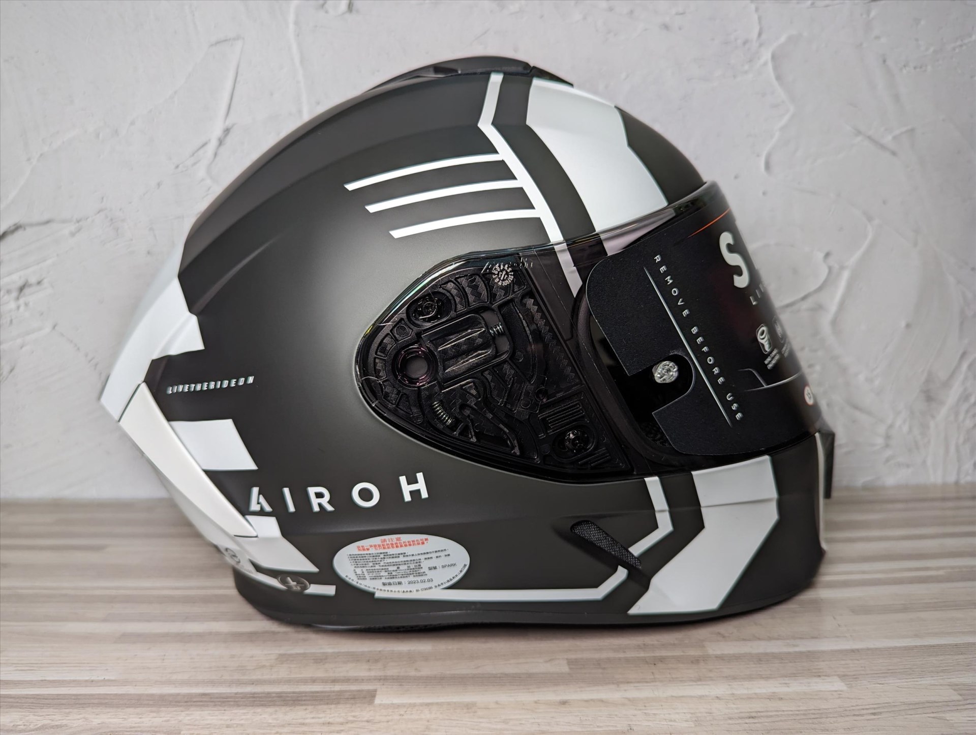 《遠古騎士》AIROH 義大利 SPARK #9 THRILL 消光黑/白 全罩帽 安全帽 墨片 通風