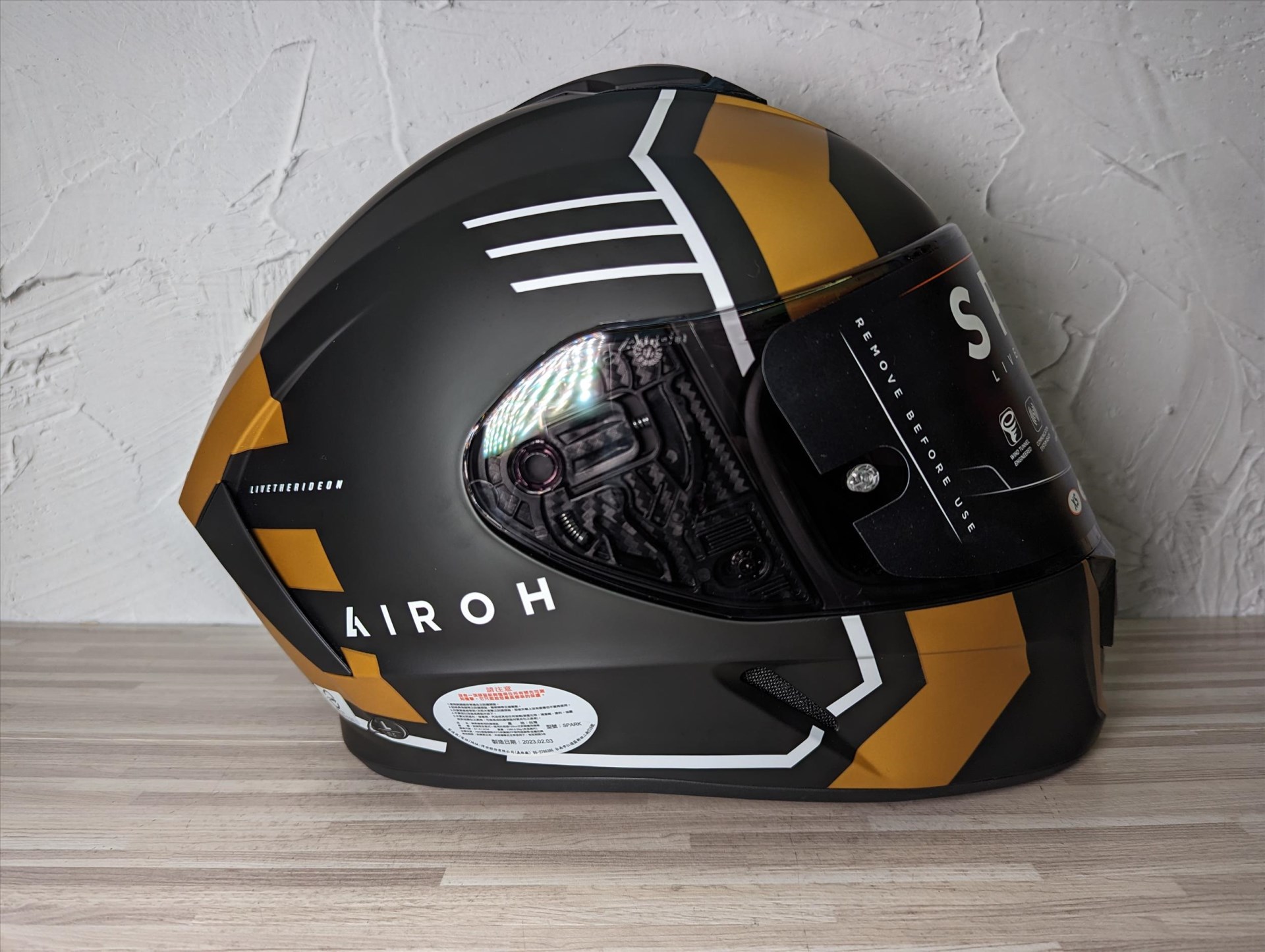 《遠古騎士》AIROH 義大利 SPARK #9 THRILL 消光黑/金 全罩帽 安全帽 墨片 通風
