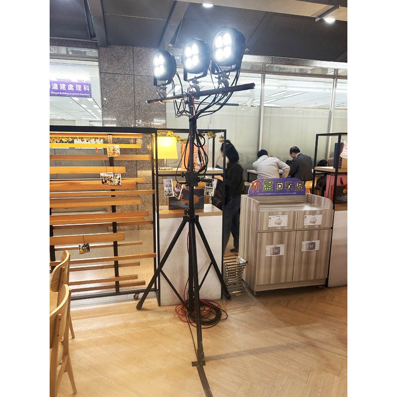 器材出租-LED PAR 面光燈200W/可調整色溫3200K-6500K(非販售)-日租每組6顆+控台+支架$3999/24h /多日優惠另洽 