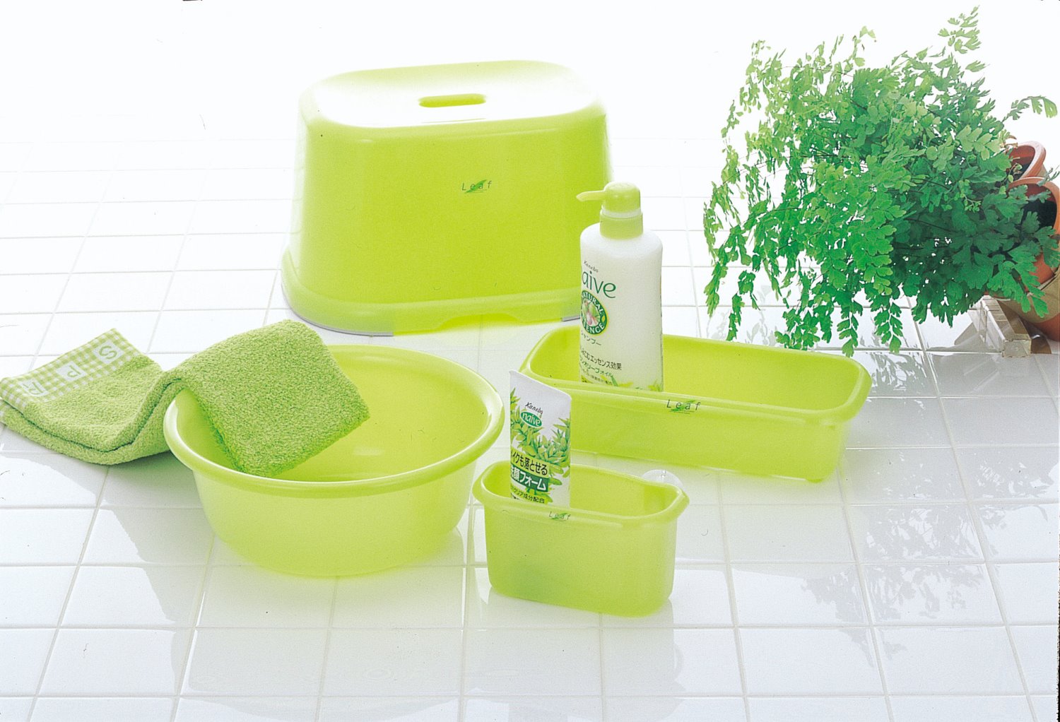 日本製  inomata 2356 leaf 和風呂止滑浴椅~4905596235613-綠/ 4905596235682-白