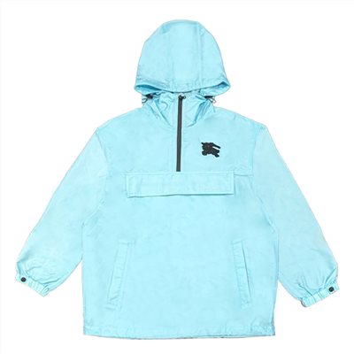 【BURBERRY 巴寶莉】8071464 1004 EKD 貼花連帽夾克(淺藍色XS)