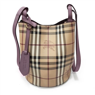 【BURBERRY 】40571561 經典格紋Haymarket PVC皮革飾邊水桶款肩背/斜背包(藕色)