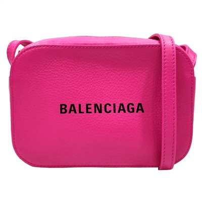【Balenciaga 】552372 經典EVERYDAY系列品牌字母烙印小牛皮相機斜背包(桃紅-XS號)