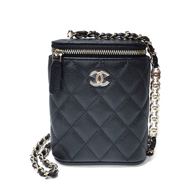 【CHANEL 香奈兒】AP2646 經典菱格紋粒面牛皮銀釦迷你拉鍊肩背斜背包(黑色)