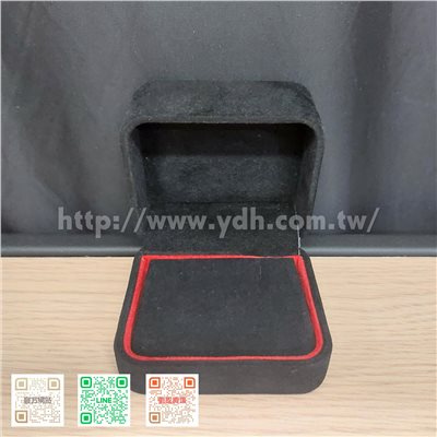 黑絨紅邊耳環盒