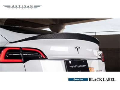 TESLA MODEL 3 尾翼