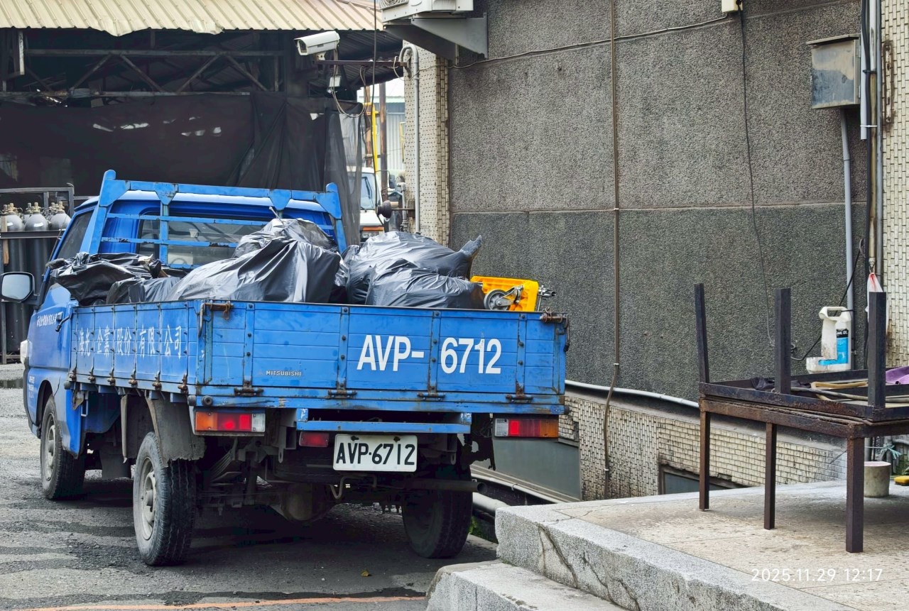 員工參與淨灘活動照片