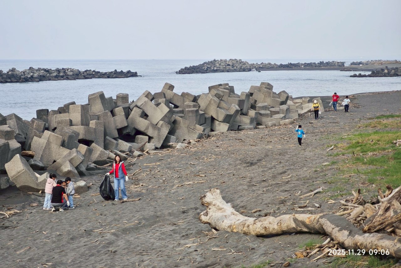 志工們在沙灘上撿拾垃圾