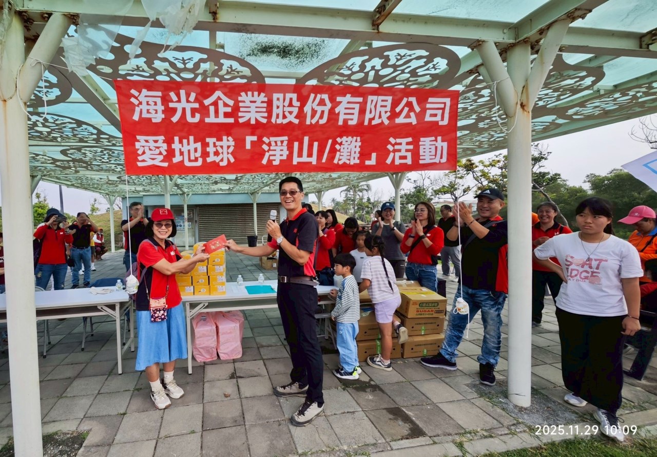 志工撿拾廢棄物特寫