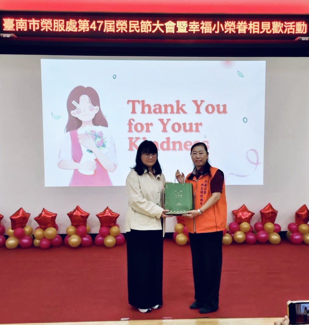 可能是一或多人和顯示的文字是「棒 र 新北市禁民服務處」的圖像