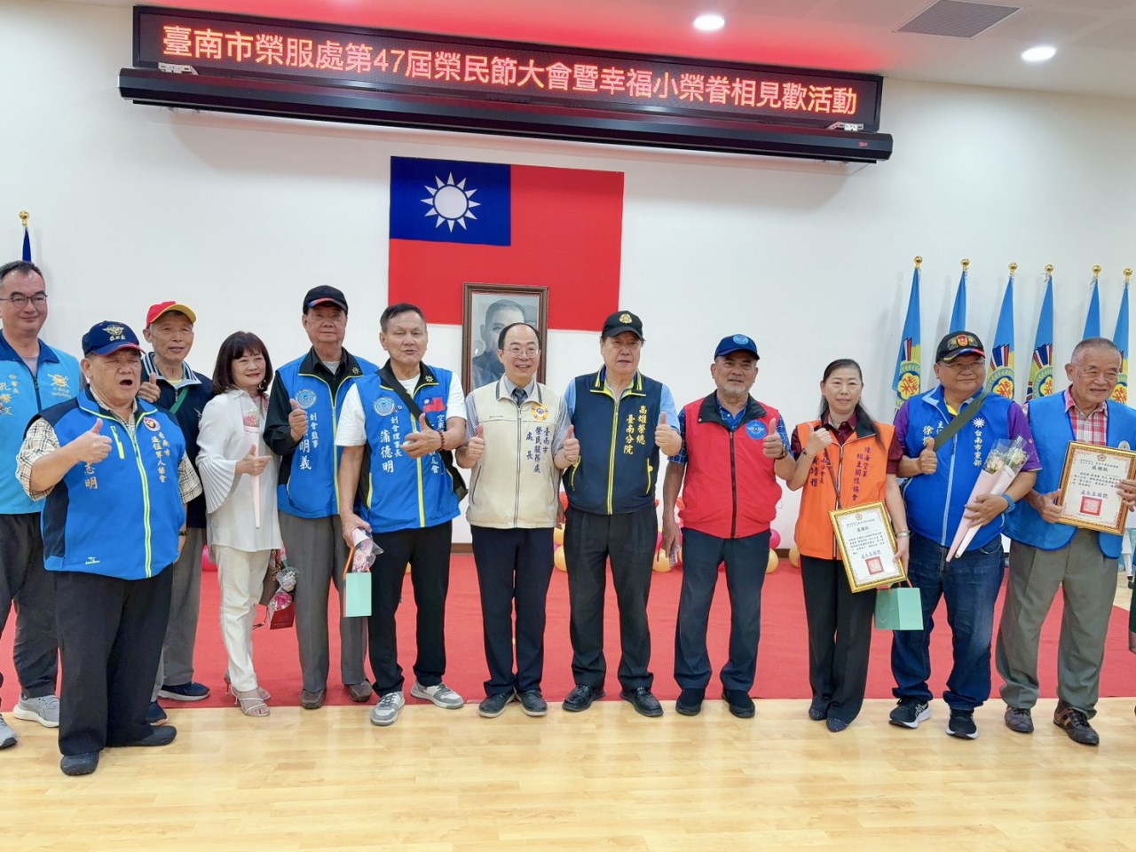 可能是一或多人和顯示的文字是「棒 र 新北市禁民服務處」的圖像