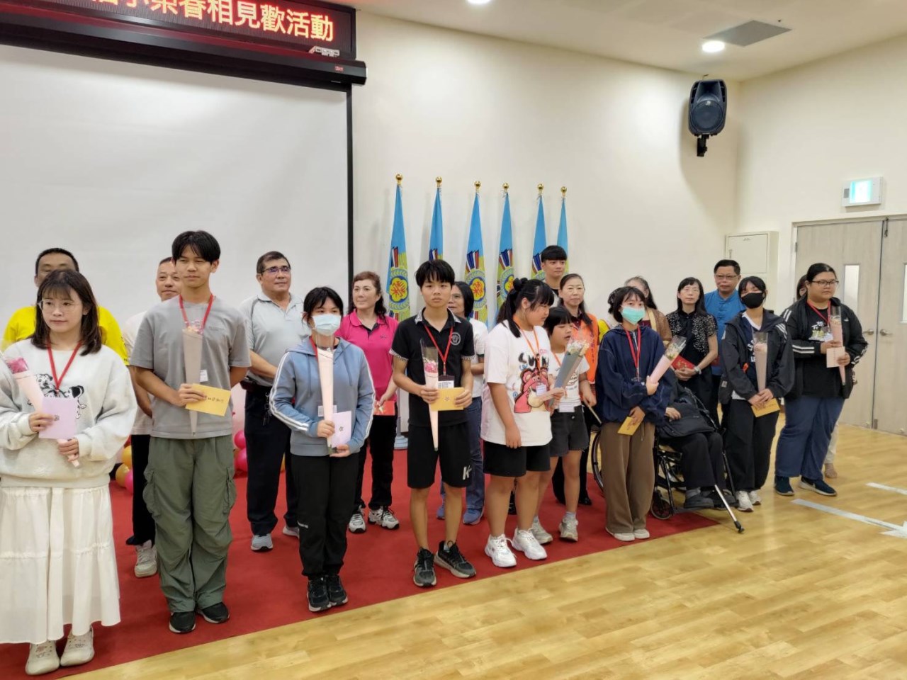 可能是一或多人和顯示的文字是「棒 र 新北市禁民服務處」的圖像