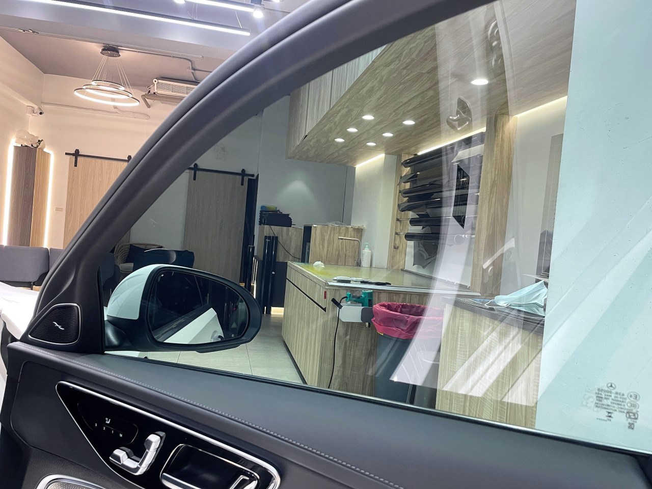 2024 M-Benz C-Class - 前擋FSK冰鑽F30搭配車身FSK冰鑽F20 - 新北震宣汽車隔熱紙
