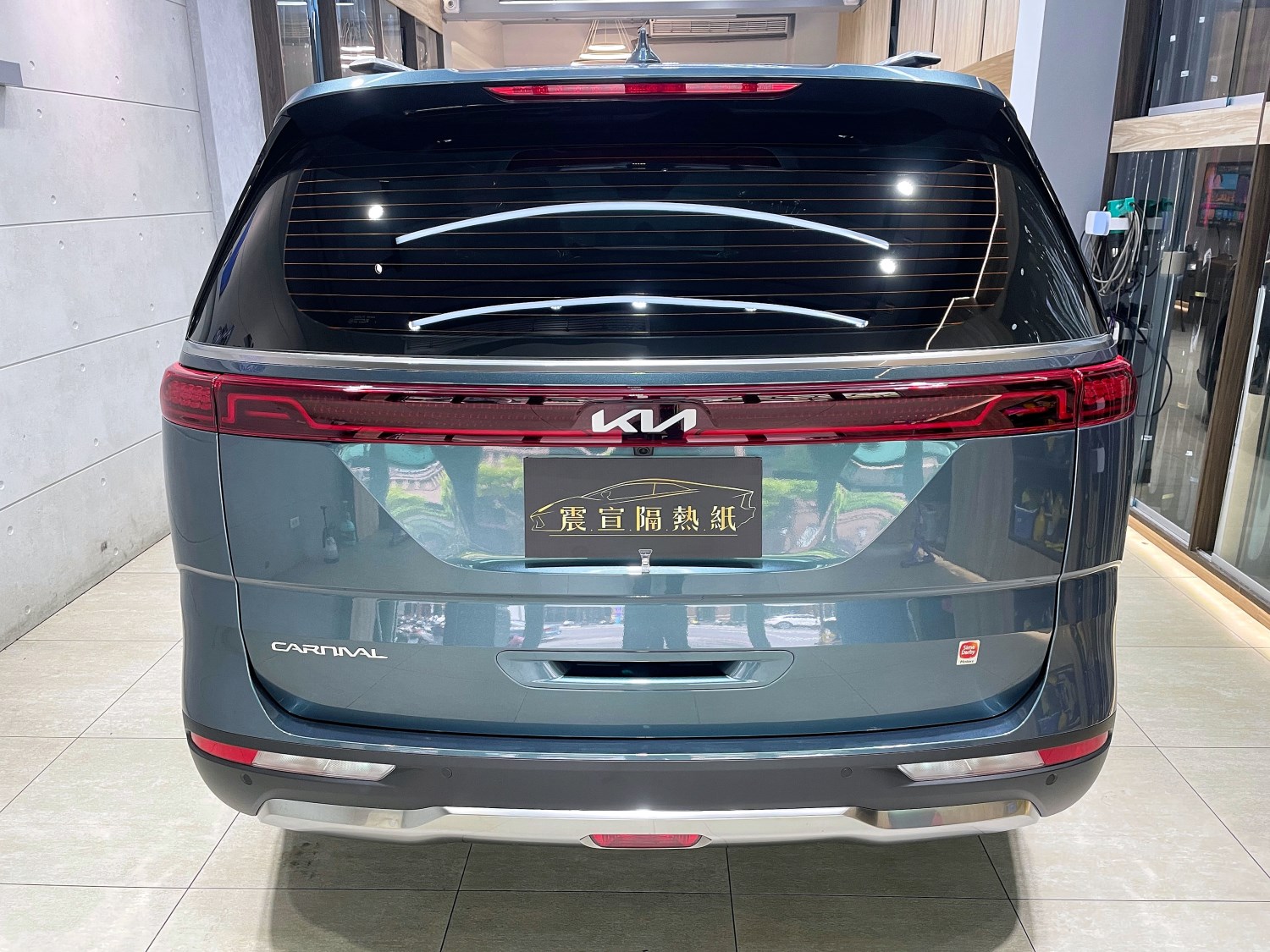 Kia Carnival前擋FSK AT35 搭配 車身FSK KT8