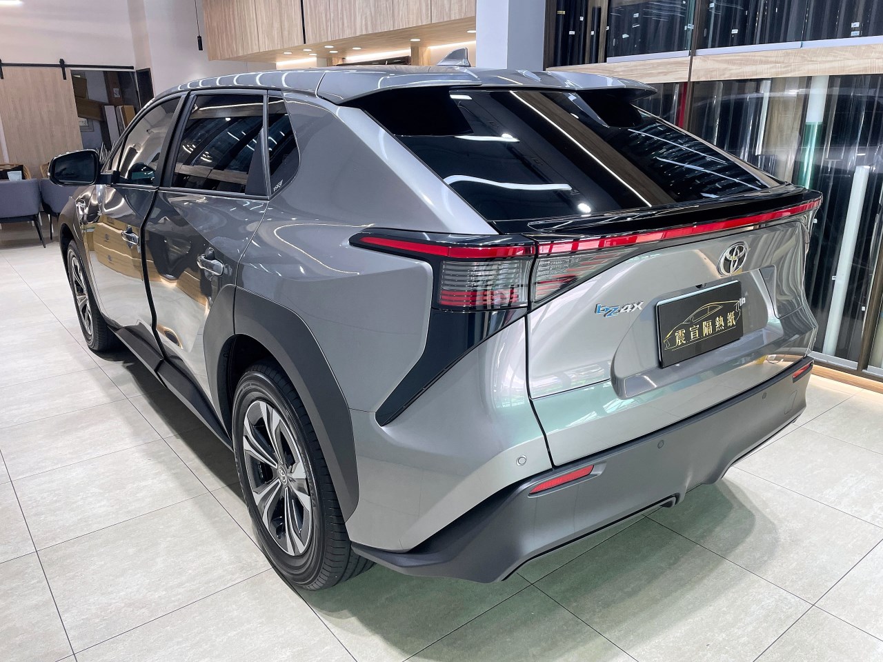 2023 Toyota bZ 4X - 前擋FSK冰鑽F70搭配車身FSK冰鑽F45- 新北震宣汽車隔熱紙